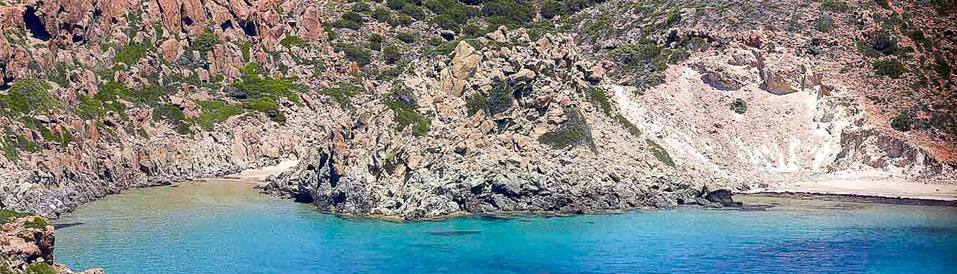 Arrêt baignade pendant l'Excursion en catamaran autour de Milos avec Snorkeling avec Trinity Yachting Milos.