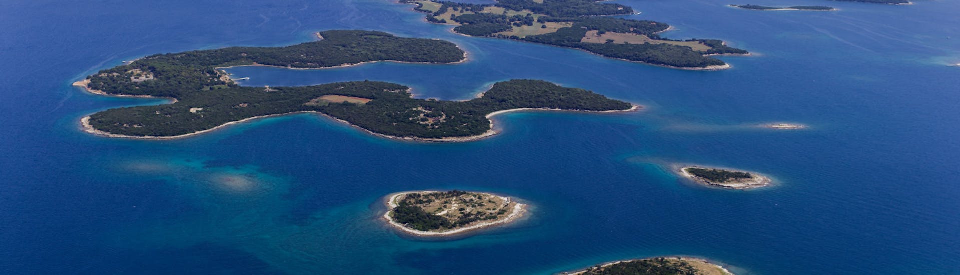 Die Landschaft der Brijuni-Inseln während der Bootstour von Fažana durch den Brijuni-Nationalpark.