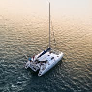 Excursion en catamaran au coucher du soleil autour de Milos avec Snorkeling avec Trinity Yachting Milos.