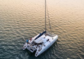 Le catamaran utilisé pour l'Excursion en catamaran au coucher du soleil autour de Milos avec Snorkeling avec Trinity Yachting Milos.