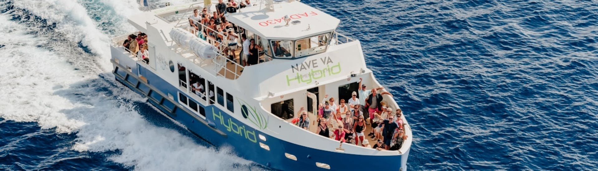 Bateau de Nave Va Promenades en Mer durant l'excursion en bateau de Porto aux Calanques de Piana avec escale à Capo Rosso avec Nave Va Promenades en Mer.