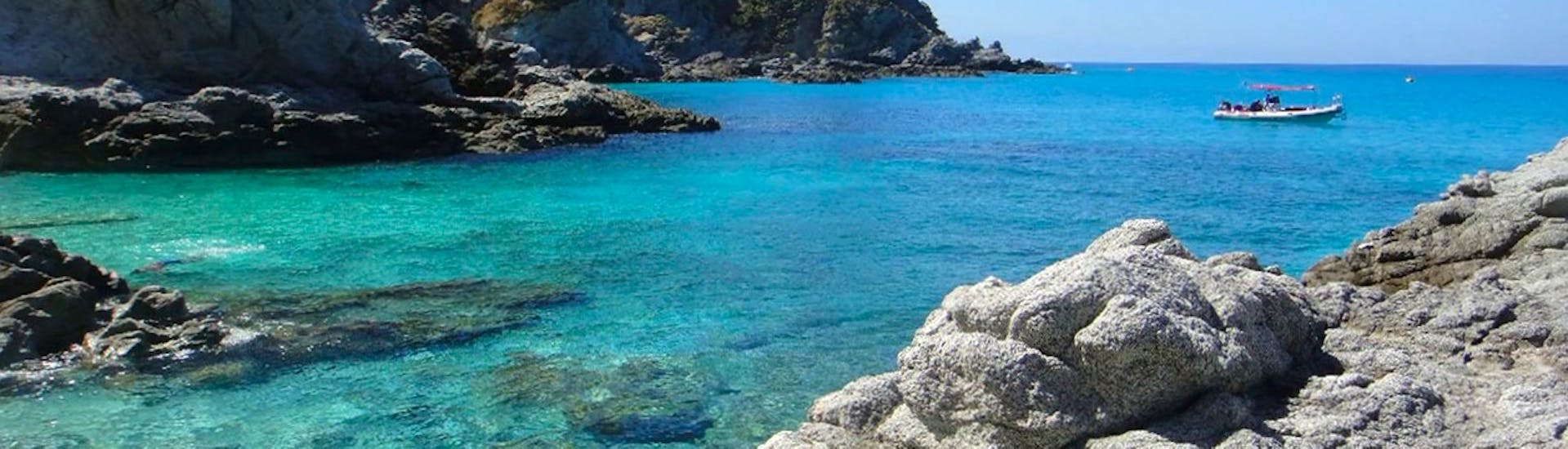 Las aguas esmeralda de Calabria que podrá admirar durante el paseo en lancha desde Tropea por la Costa de los Dioses.