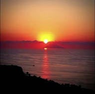 Vista durante la puesta de sol con el paseo en lancha desde Tropea a lo largo de la Costa de los Dioses con Costabellatropea.