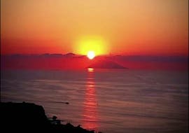 Admirez le coucher du soleil grâce à l'excursion en bateau semi-rigide au départ de Tropea le long de la côte des Dieux avec Costabellatropea.