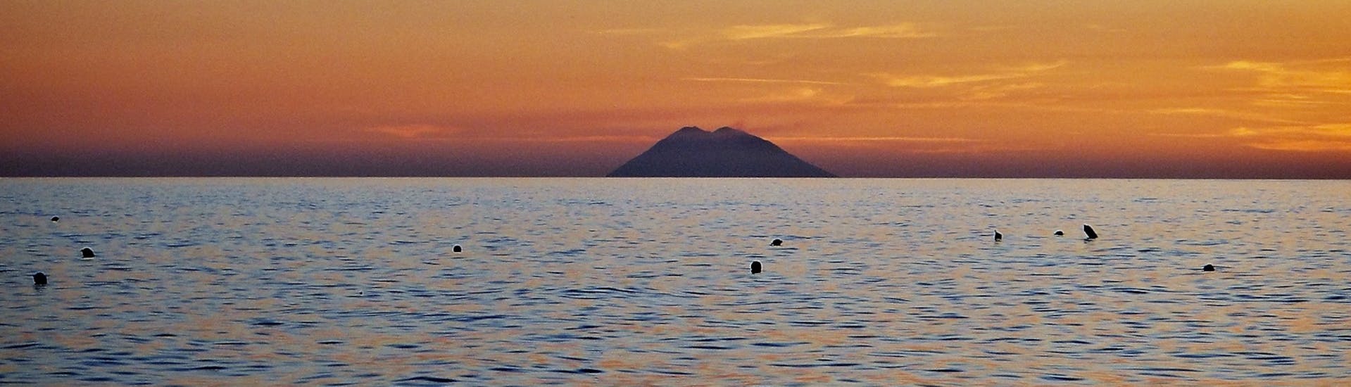 Stromboli au coucher du soleil lors de l'excursion en bateau semi-rigide au départ de Tropea le long de la côte des Dieux.
