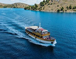 Nuestro barco navega durante la excursión en barco de día completo al Parque Nacional de Kornati y Telascica desde Zadar con almuerzo con Sun Sailing Zadar.