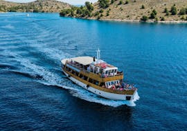 Unser Boot das bei der Ganztägigen Bootstour zum Kornati Nationalpark von Zadar mit Mittagessen mit Sun Sailing Zadar navigiert.