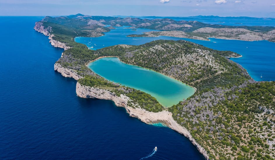 Der Nationalpark Kornati, der während der Ganztägige Bootstour zum Kornati Nationalpark von Zadar mit Mittagessen besucht werden kann.