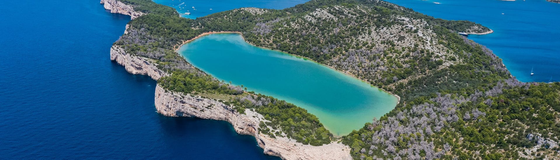 Le parc national de Kornati, l'un des lieux visités lors de la Balade en bateau au parc national de Koranti & Telascica de Zadar avec Déjeuner avec Sun Sailing Zadar.
