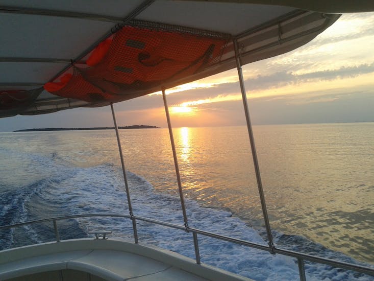 Puesta de sol durante el paseo en barco al atardecer en las Islas Brijuni con avistamiento de delfines con Elen Taxi Boat Fažana.