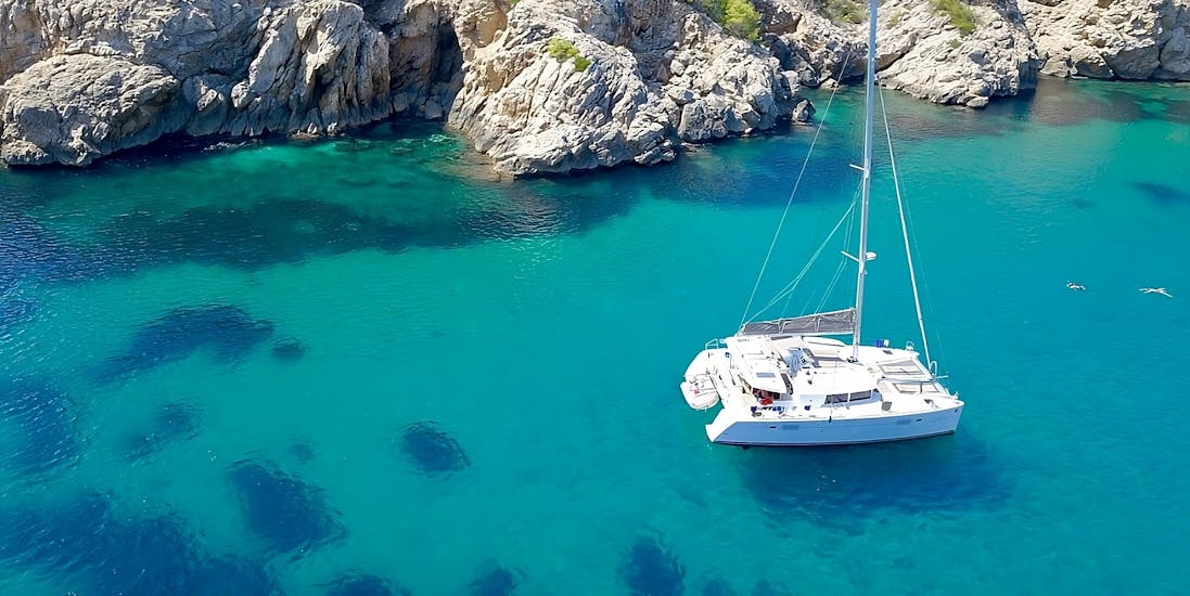 Persone che si godono un addio al celibato su una barca privata da Ibiza a Formentera.