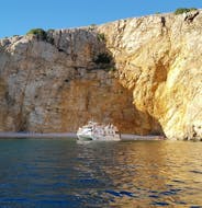 La barca che naviga durante la Gita in catamarano a Rab, Grgur e la spiaggia di Golden Bay con snorkeling con Kapetan Nemo & Mali Pin Krk.