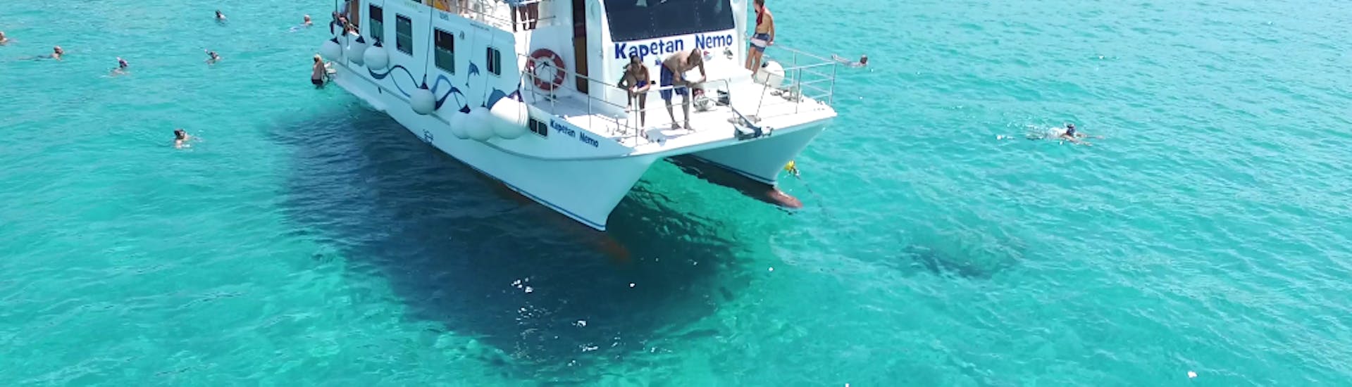 Catamarán deslizándose por el agua durante la excursión en catamarán a Rab, Grgur y la playa de Golden Bay con snorkel con Kapetan Nemo y Mali Pin Krk.