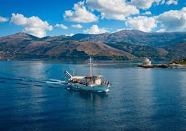 Das Boot von Dreamy Cruises ankert während der Bootstour rund um Kefalonia mit einem traditionell griechischem Mittagessen & Schnorcheln.