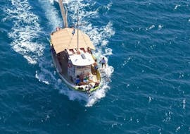 Dreamy Cruises navigiert durch das Ionische Meer während einer privaten Bootstour aus Argostoli entlang der Küste von Kefalonia mit Mittagessen.