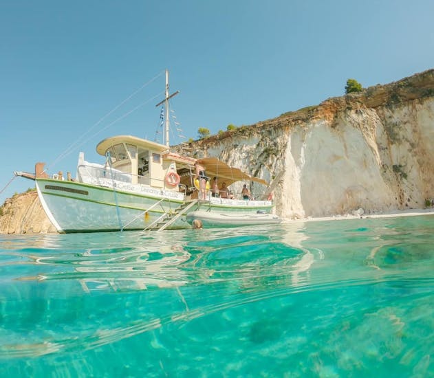 Gita privata in barca da Argostoli a Xi Beach  e bagno in mare.