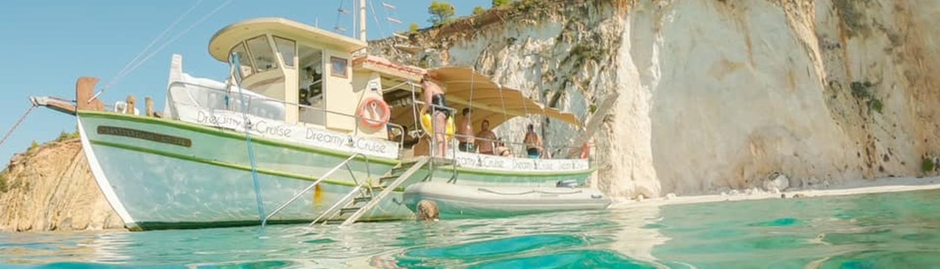 Dreamy Cruises bei einem Schwimmstopp auf ihrer privaten Bootstour aus Argostoli entlang der Küste von Kefalonia mit Mittagessen.