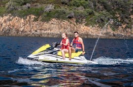 Twee personen op een jetski tijdens de jetski safari naar Capo Rosso vanuit Cargèse met Fun Jet Location Cargèse.