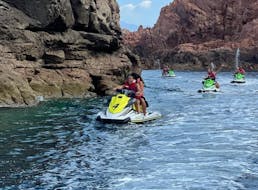 Numerose persone esplorano la regione durante il Safari in moto d'acqua da Cargèse alla Riserva Naturale di Girolata e Scandola con Fun Jet Location Cargèse.