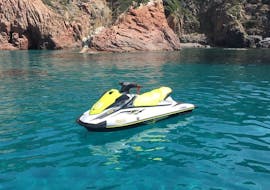 Una moto d'acqua vicino ad alcune formazioni rocciose durante il giro con la Moto d'acqua a Cargèse in Corsica con Fun Jet Location Cargèse.