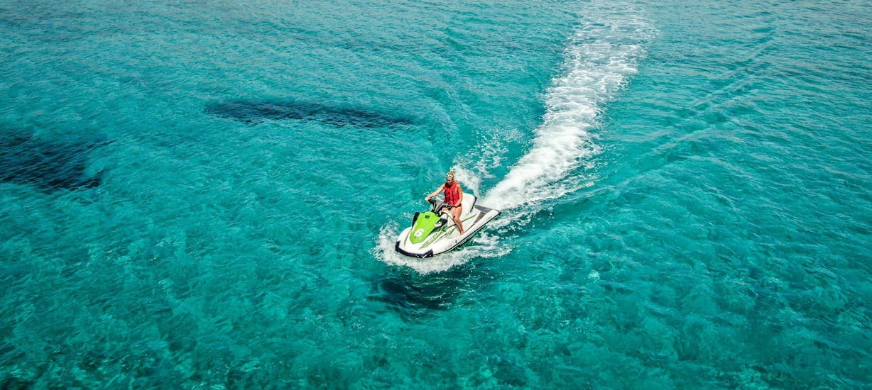 A woman rides a jet ski during the Jet Ski in Cargèse in Corsica with Fun Jet Location Cargèse.