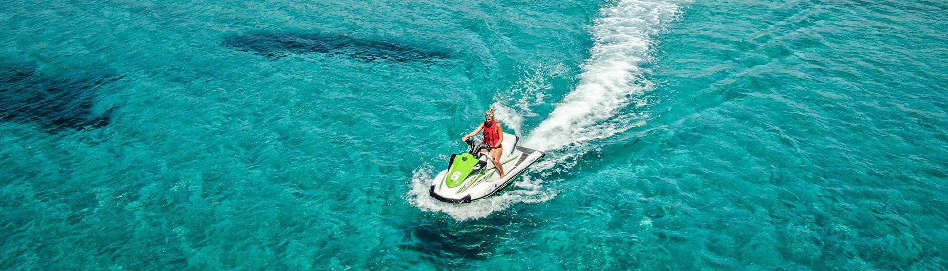 Een vrouw rijdt op een jetski tijdens de Jet Ski in Cargèse op Corsica met Fun Jet Location Cargèse.