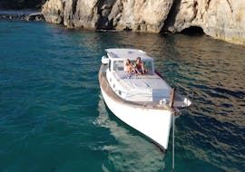 Balade en bateau au coucher du soleil de Cala Galdana à Son Saura avec Marenostrum Menorca.