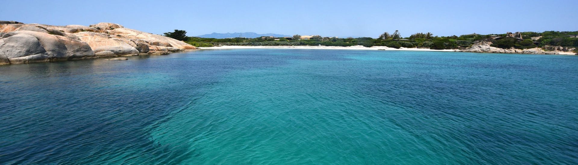 Calas de las islas Lavezzi durante la excursión en barco al atardecer desde Bonifacio al archipiélago de Lavezzi.