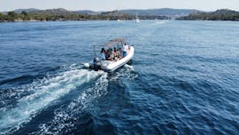 Paseo en barco por la Riviera de Šibenik con paradas para nadar con Adria Tours Vodice.