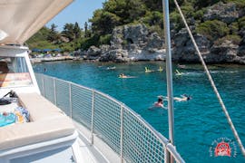 Personen die im türkisblauen Wasser schwimmen während der Bootstour von Faliraki zur Anthony Quinn Bay mit Schnorcheln mit Sofia Sea Cruises Faliraki.