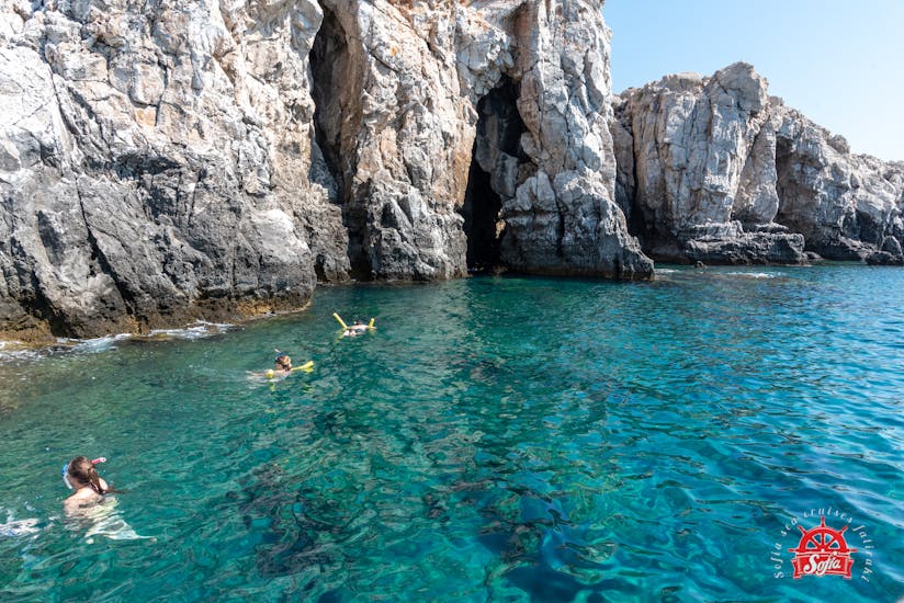 Personen die vor der Traganou Höhle schwimmen während der Bootstour von Faliraki zur Anthony Quinn Bay mit Schnorcheln mit Sofia Sea Cruises Faliraki.
