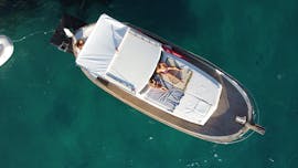 Teilnehmer, die ihre Private Bootstour von Cala Galdana nach Cala en Turqueta mit Aperitif und Schnorcheln mit Marenostrum Menorca auf dem Sonnendeck genießen.