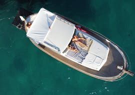 Teilnehmer, die ihre Private Bootstour von Cala Galdana nach Cala en Turqueta mit Aperitif und Schnorcheln mit Marenostrum Menorca auf dem Sonnendeck genießen.