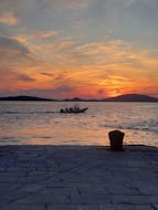 Boottocht bij zonsondergang rond Šibenik naar de eilanden Prvić Luka en Tijat met Adria Tours Vodice.