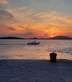Bootstour um Šibenik bei Sonnenuntergang zu den Inseln von Prvić Luka und Tijat mit Adria Tours Vodice.