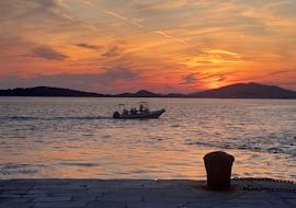 Gita in barca al tramonto intorno a Sebenico fino alle isole di Prvić Luka e Tijat con Adria Tours Vodice.