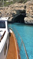 Visita a las cuevas durante el paseo en barco privado desde Cala Galdana con esnórquel y SUP con Marenostrum Menorca.