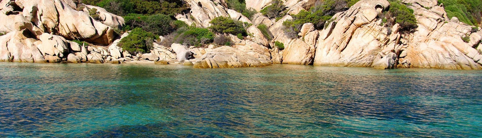Baai in de Lavezzi Eiland tijdens de Boottocht van Bonifacio naar de Lavezzi-archipel met lunch en zwemmen.