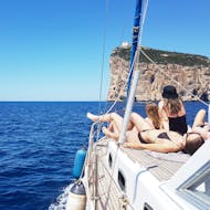 Paseo en barco de Alghero a Capo Caccia con esnórquel y almuerzo con Escursioni in Barca Alghero.