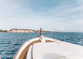 Vista dalla barca durante la Gita in barca privata al tramonto da Cala Galdana con snorkeling e SUP con Marenostrum Menorca.