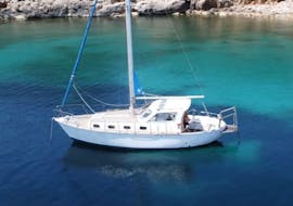 Die Ambra an der Küste während der Privaten Bootstour von Alghero zum Kap Caccia mit Schnorcheln & Mittagessen mit Escursioni in Barca Alghero.
