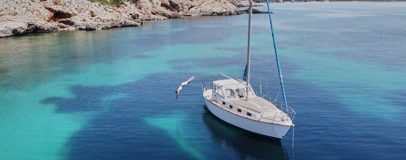 La barca Ambra usata durante la Gita in barca privata da Alghero a Capo Caccia con snorkeling e pranzo con Escursioni in Barca Alghero.