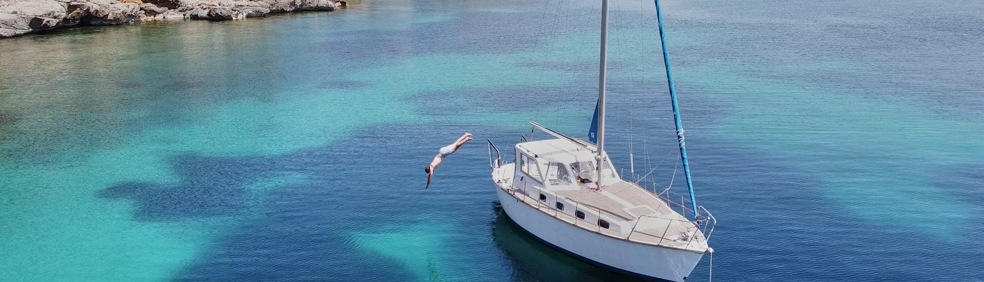 El barco Ambra utilizado durante el paseo en barco privado de Alghero a Capo Caccia con snorkeling y almuerzo con Escursioni en Barca Alghero.