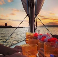 Getränke beim Aperitif bei Sonnenuntergang bei der Bootstour um Alghero bei Sonnenuntergang mit Aperitif mit Escursioni in Barca Alghero.