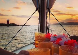 Getränke beim Aperitif bei Sonnenuntergang bei der Bootstour um Alghero bei Sonnenuntergang mit Aperitif mit Escursioni in Barca Alghero.