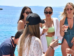 Persone che prendono un aperitivo durante il giro in barca da Bonifacio alle isole Lavezzi e Cavello con Briseis Croisières.