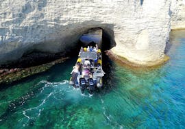 La barca sta entrando in una grotta durante la gita in barca di una giornata a Bonifacio con snorkeling e aperitivo con JPS Aventure Corse.