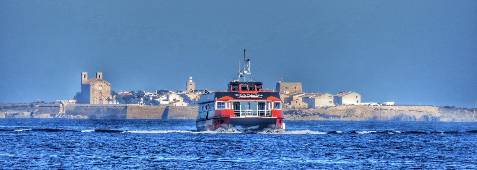 Vistas de un ferry de Catamarán Nueva Tabarca navegando hacia la isla de Tabarca.