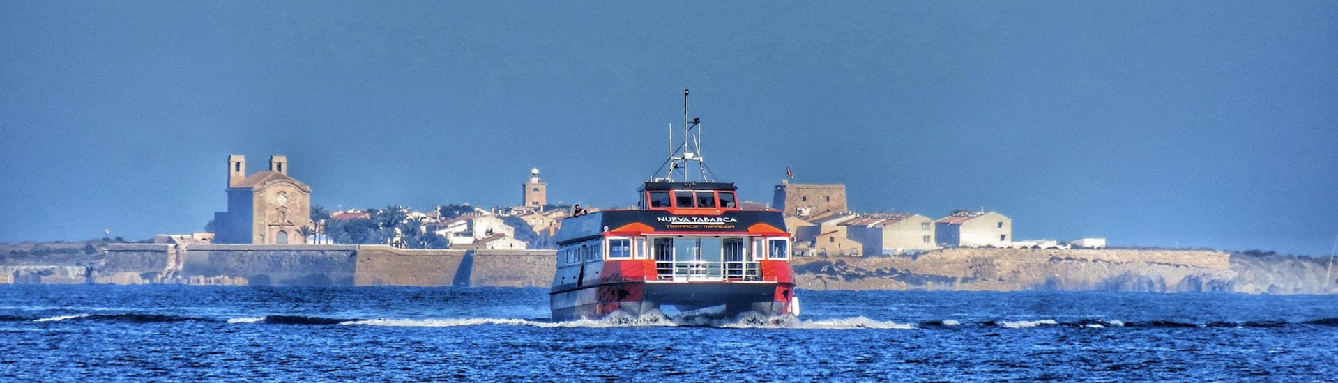 Vistas de un ferry de Catamarán Nueva Tabarca navegando hacia la isla de Tabarca.