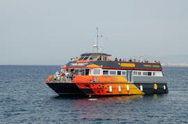 Un traghetto del catamarano Nueva Tabarca in navigazione verso l'isola di Tabarca da Santa Pola.